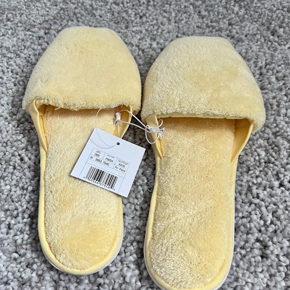 Woman’s Slip-on Slippers Yellow Soft Lightweight Size Large (9-10) NWT - Picture 3 of 12